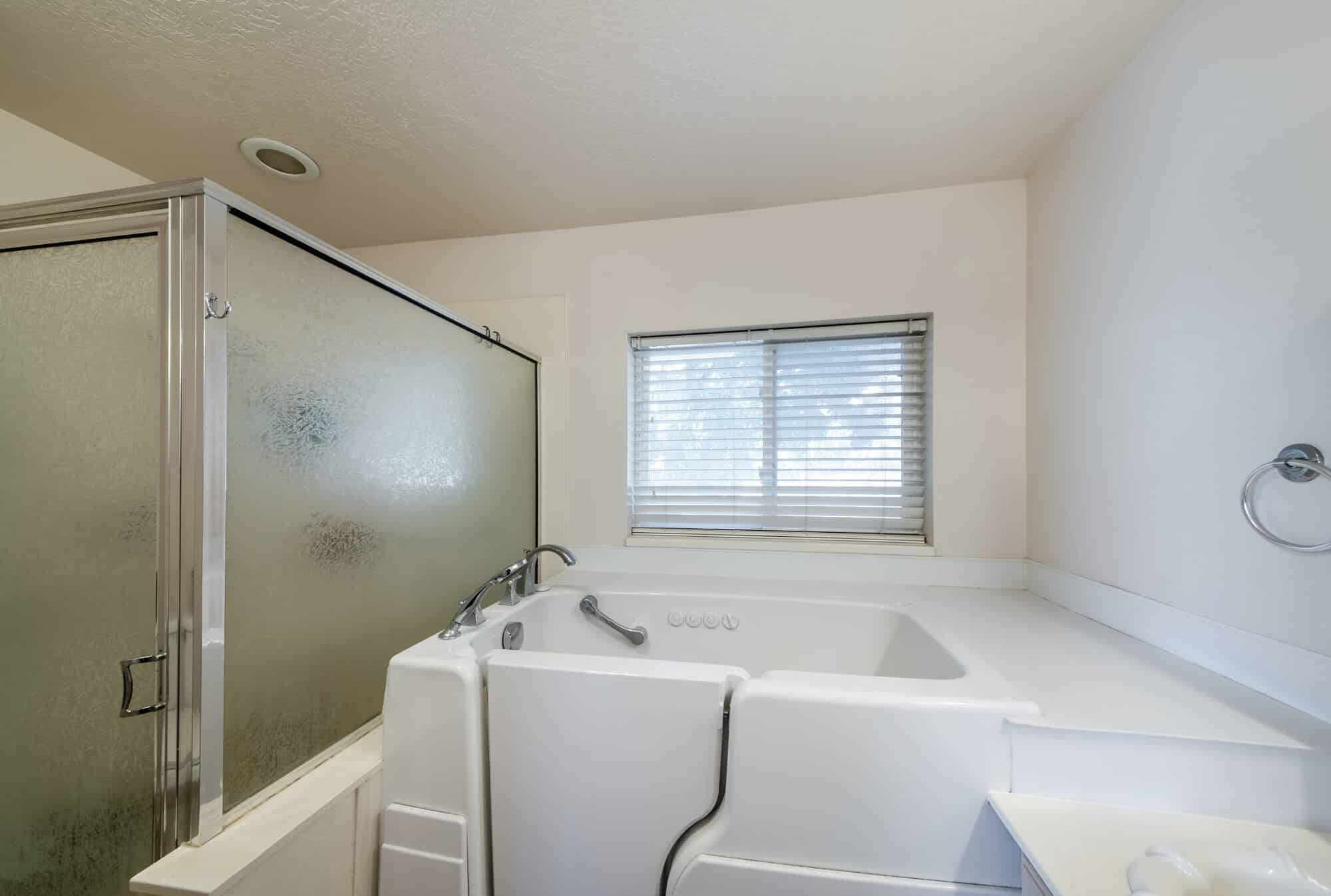 Walk-in Bathtubs Refinishing in New Orleans By Big Easy Bathtubs