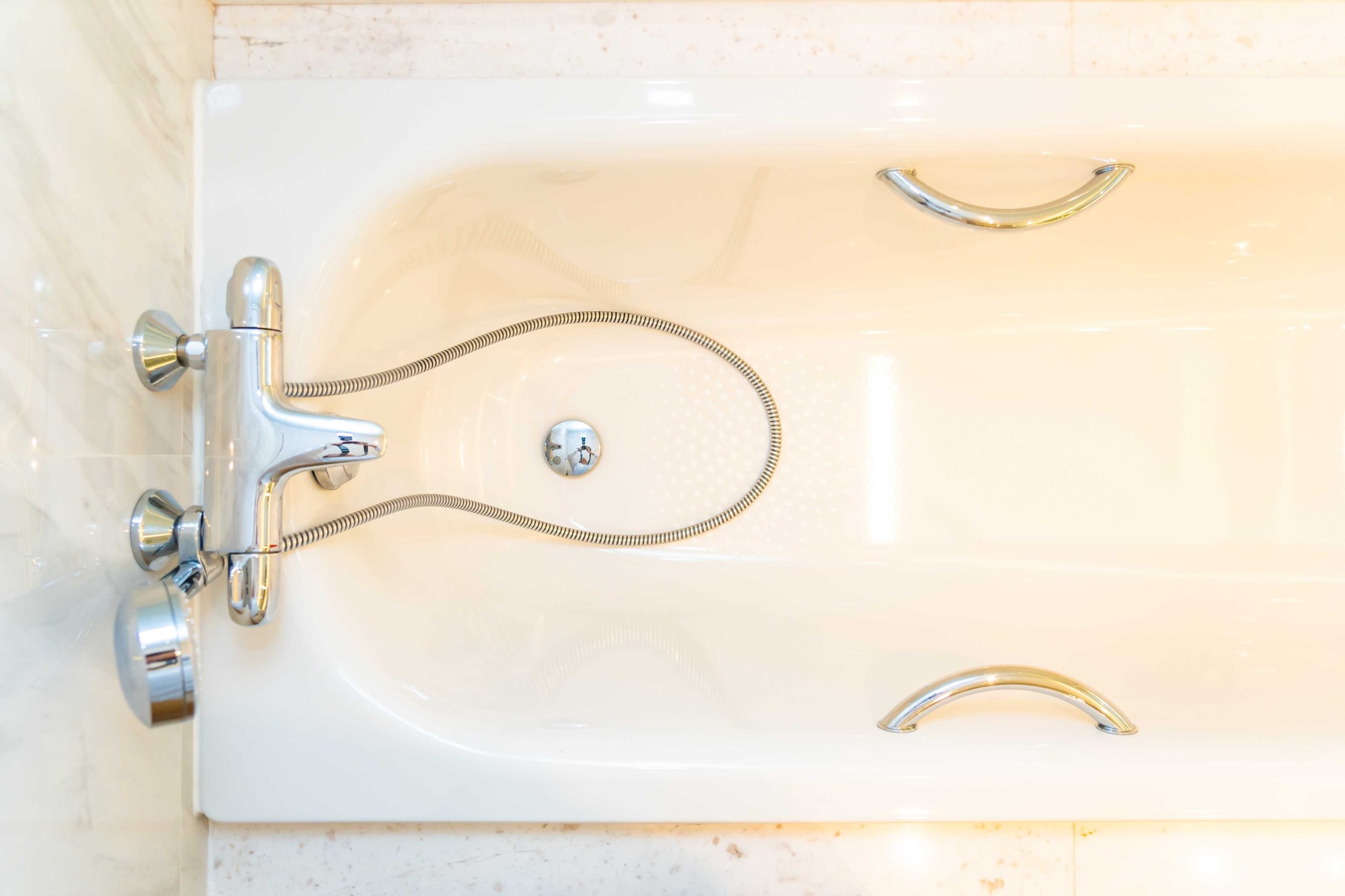 The Ultimate Guide to Troubleshooting Bathtub Leaks | Big Easy Bathtubs